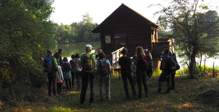 Exkursionsbesucher an der Pro Natura Hütte Lengwiler Weiher