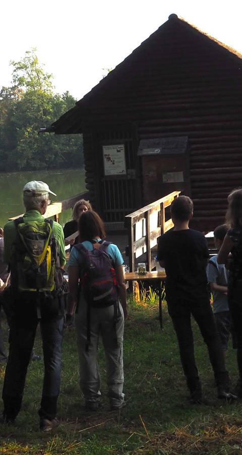 Exkursionsbesucher an der Pro Natura Hütte Lengwiler Weiher