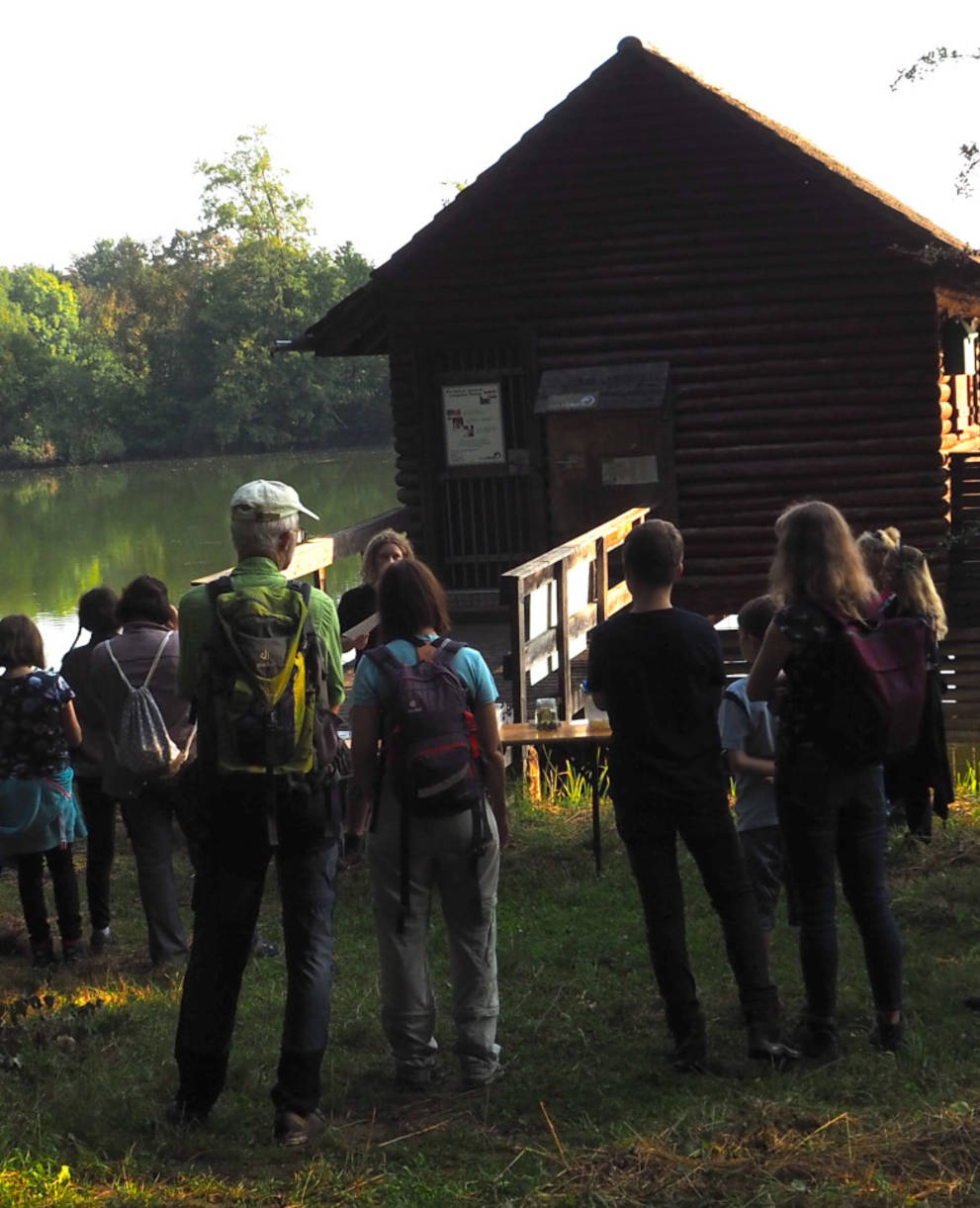 Exkursionsbesucher an der Pro Natura Hütte Lengwiler Weiher