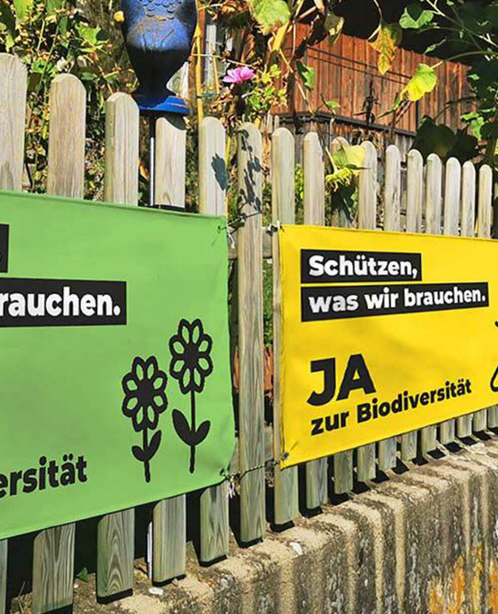 Fahnen für die Biodiversitätsinitiative
